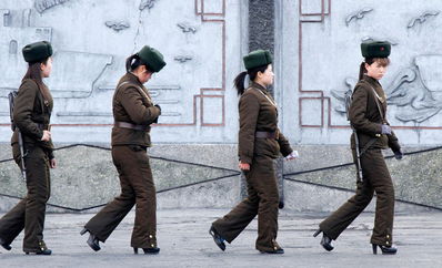 朝鲜女兵着军装背步枪 鸭绿江边巡逻 图